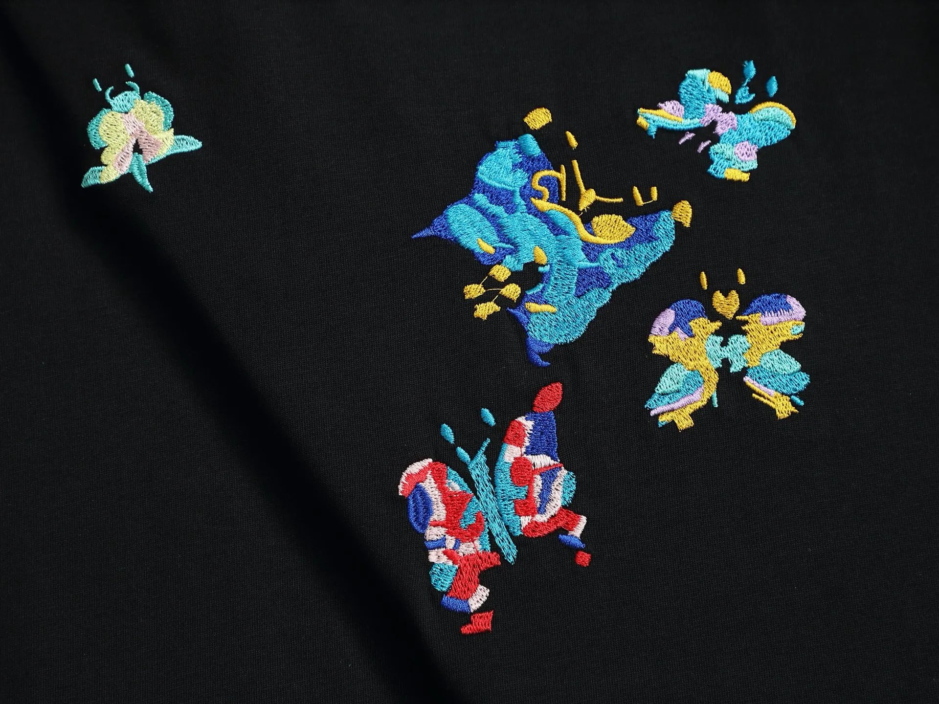 🅿️170 1v new autumn and winter butterfly pattern round neck short sleeves. This sweatshirt is made of densely woven suede cotton. Relying on brilliant colors and complex stitching, it is embroidered with butterfly patterns on the front and back, blooming with a kaleidoscope of dreamy scenery and delicate textures. Awesome fit, same style for men and women 𝙨𝙞𝙯𝙚: xs s m l
